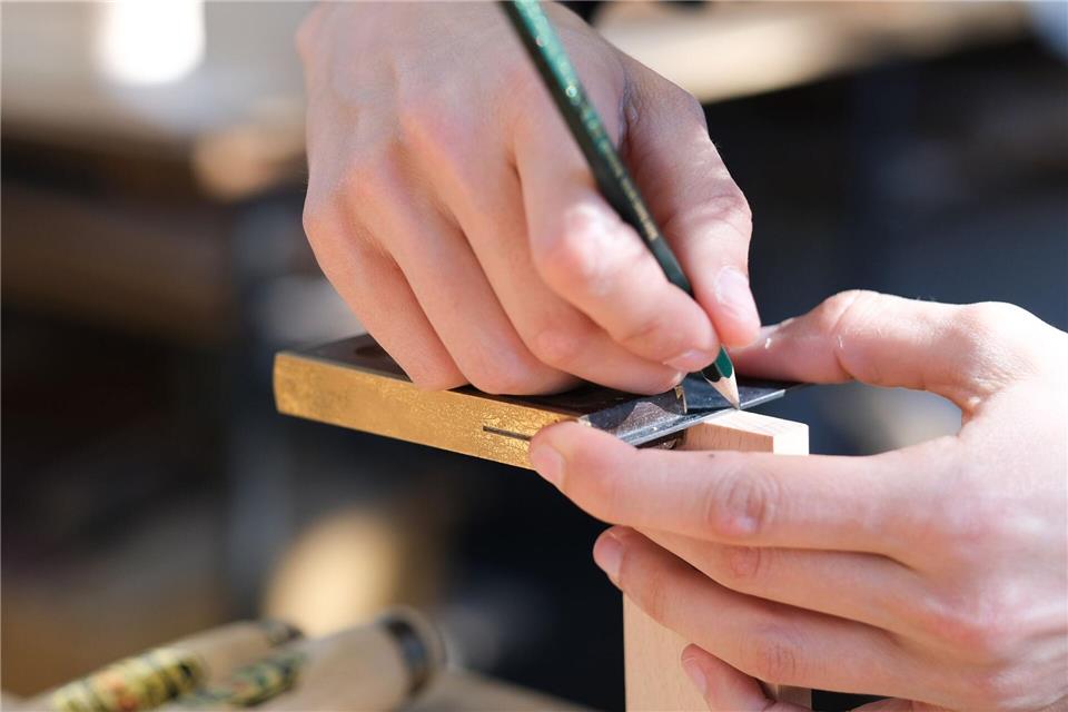 Der Girls‘ Day soll Mädchen unter anderem für Handwerksberufe begeistern. (Symbolbild)Bernd Weissbrod/dpa