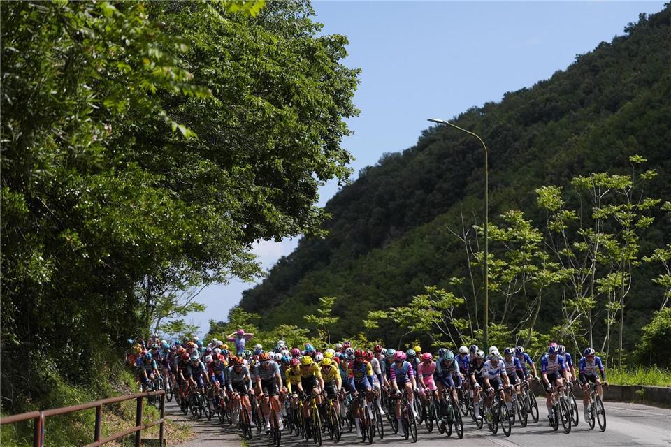 Der Giro rollte am Donnerstag nach Neapel.Fabio Ferrari/LaPresse/AP/dpa