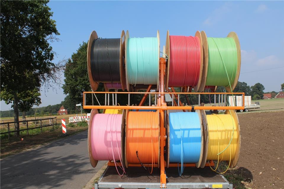 Der Glasfaser-Ausbau im Außenbereich ist im Zeitplan. Begonnen hatten die Arbeiten im Bereich des Vennekenwegs.