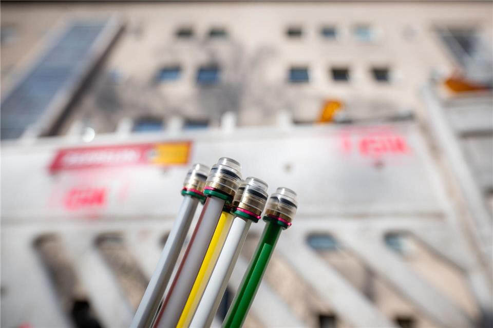 Der Glasfaser-Ausbau in Berlin schreitet voran, die Telekom hat eigenen Angaben zufolge rund eine Million Haushalte an das Netz angeschlossen. (Symbolbild)Sebastian Gollnow/dpa