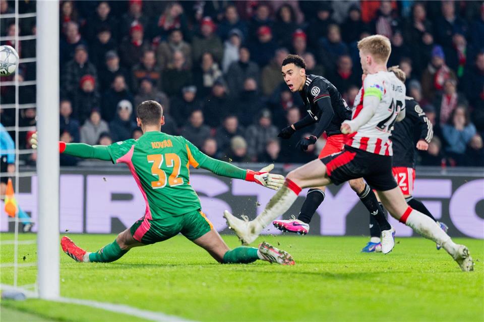 Der Glücksmoment: Jamal Musiala (M) erzielt sein Comeback-Tor zum 1:0. Rolf Vennenbernd/dpa