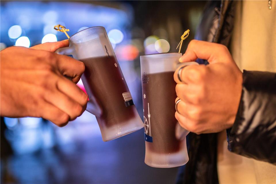 Der Glühwein ist auf einigen Weihnachtsmärkten teurer als im Vorjahr. (Symbolbild)Christoph Schmidt/dpa