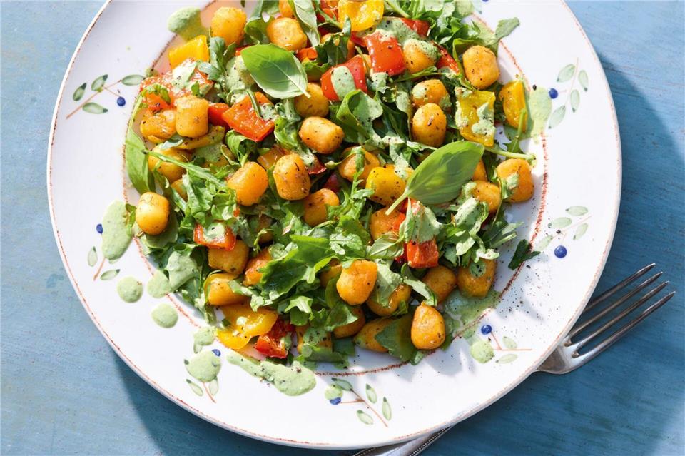 Der Gnocchisalat mit Paprika wird mit einem Dressing aus Basilikum, griechischem Joghurt, Senf, Balsamico Bianco oder Weißeinessig sowie Olivenöl, Salz und Pfeffer veredelt.Oliver Brachat/ZS Verlag/dpa-tmn