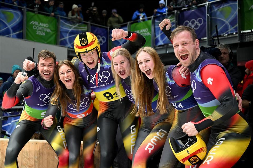 Der Gold-Ritt zum Rekord: Das Duo Tobias Wendl (ganz links) und Tobias Arlt (ganz rechts) feiert mit der deutschen Rodel-Staffel. (Archivbild)Robert Michael/dpa