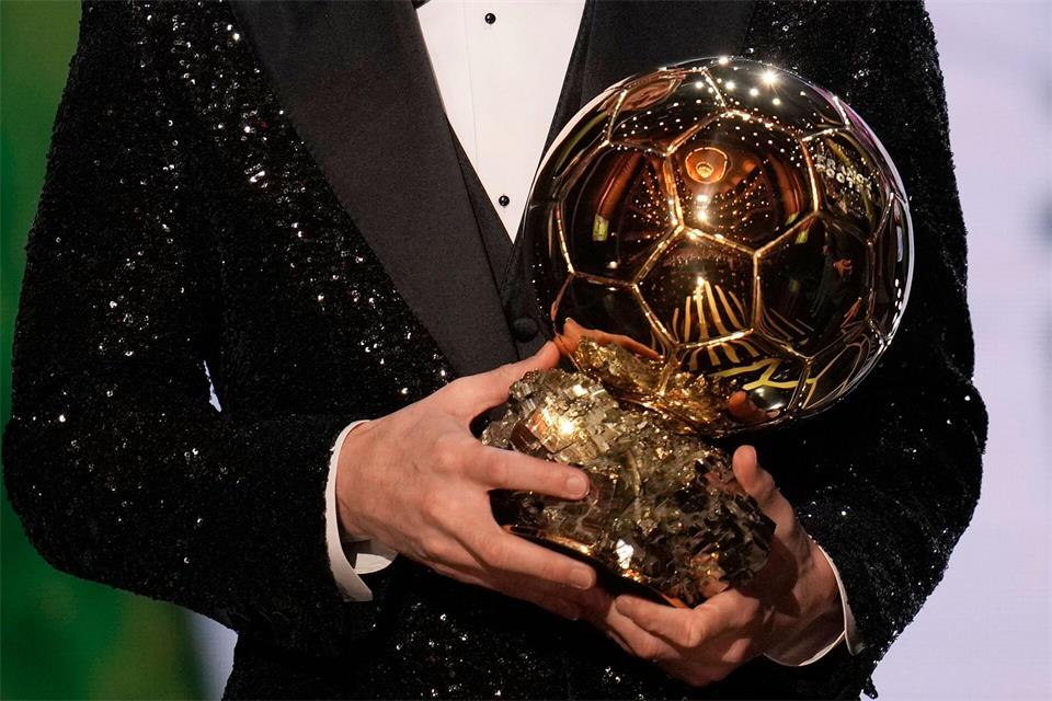 Der Goldene Ball ist im Profifußball ein Prestigepreis. (Archivbild)Christophe Ena/AP/dpa