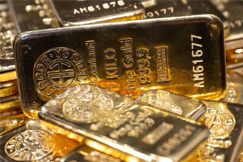 Der Goldpreis nähert sich wieder dem Rekordhoch, das Mitte April bei 3.500 Dollar erreicht worden war. (Symbolbild)Sven Hoppe/dpa