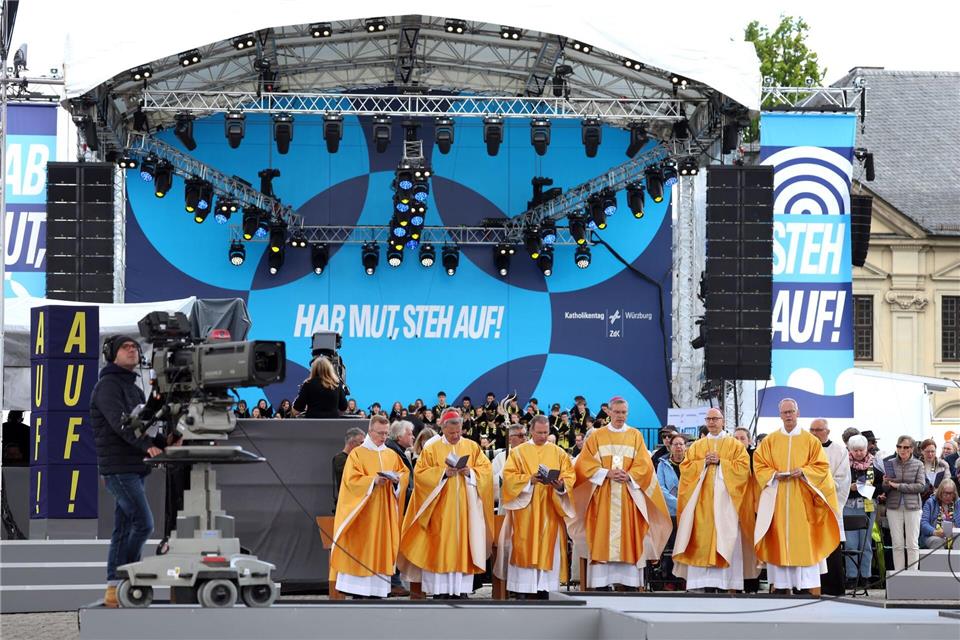 Der Gottesdienst wurde auf einer großen Bühne gefeiert.Karl-Josef Hildenbrand/dpa
