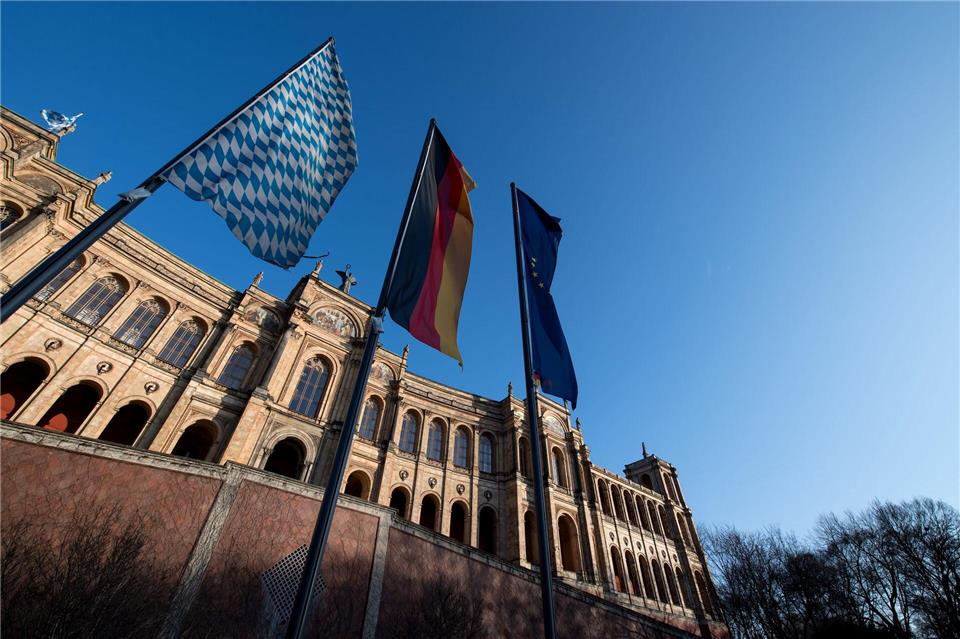 Der Graffiti-Schriftzug am Landtag ist etwa acht Meter lang. (Archivbild)Sven Hoppe/dpa