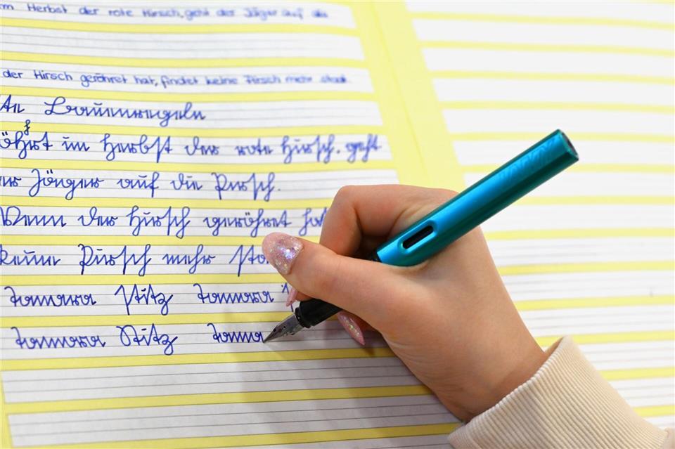 Der Grafiker Ludwig Sütterlin entwickelte die Schreibschrift ab 1911 im Auftrag des preußischen Kultusministeriums aus der bis dahin gebräuchlichen Deutschen Kurrentschrift.Martin Schutt/dpa