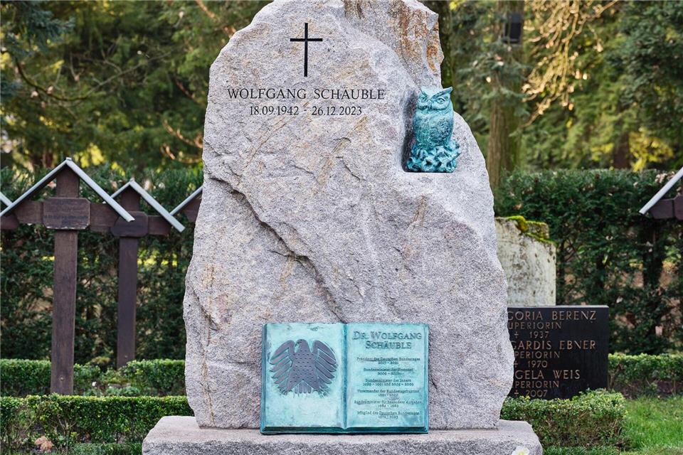 Der Granitstein ist über zwei Meter hoch.Bernhard Strauss/dpa