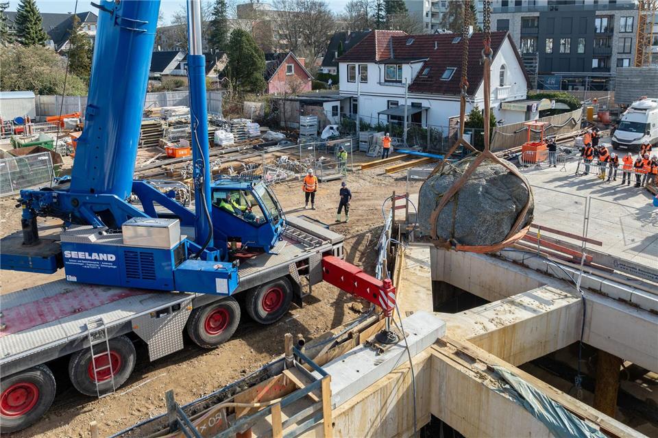 Der Granitstein wiegt rund 22 Tonnen und misst etwa acht Kubikmeter.Hochbahn/dpa