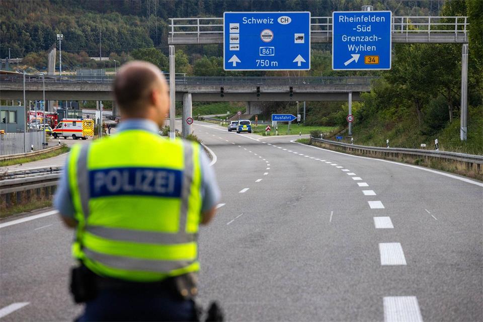 Der Grenzübergang zwischen Deutschland und der Schweiz war über Stunden gesperrt. (Archivbild)Philipp von Ditfurth/dpa