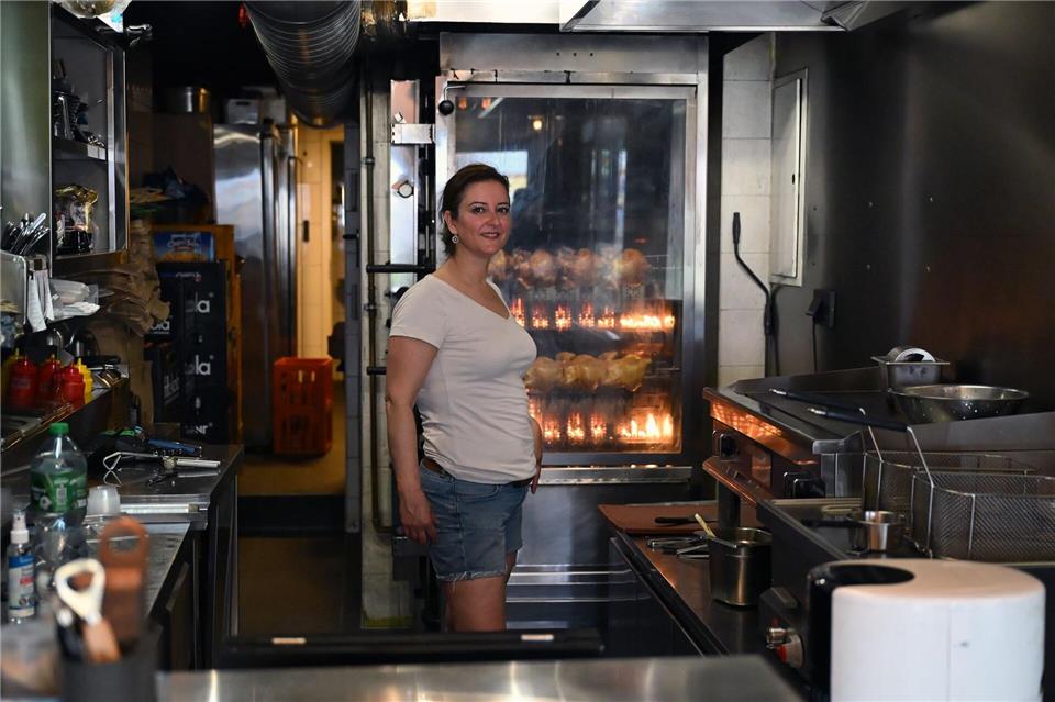 Der Grill, der mit Gas betrieben wird, läuft den ganzen Tag. Lilli Förter/dpa