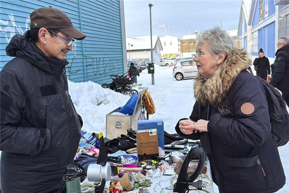 Der Grönländer Thoe Noahsen (l) steht jeden Tag an seinem Verkaufsstand in der Innenstadt. Mit Hansine Broberg Geisler (r) tauscht er sich auch über Trumps Drohungen aus. „Der Idiot“, nennt Geisler ihn nur. Julia Wäschenbach/dpa