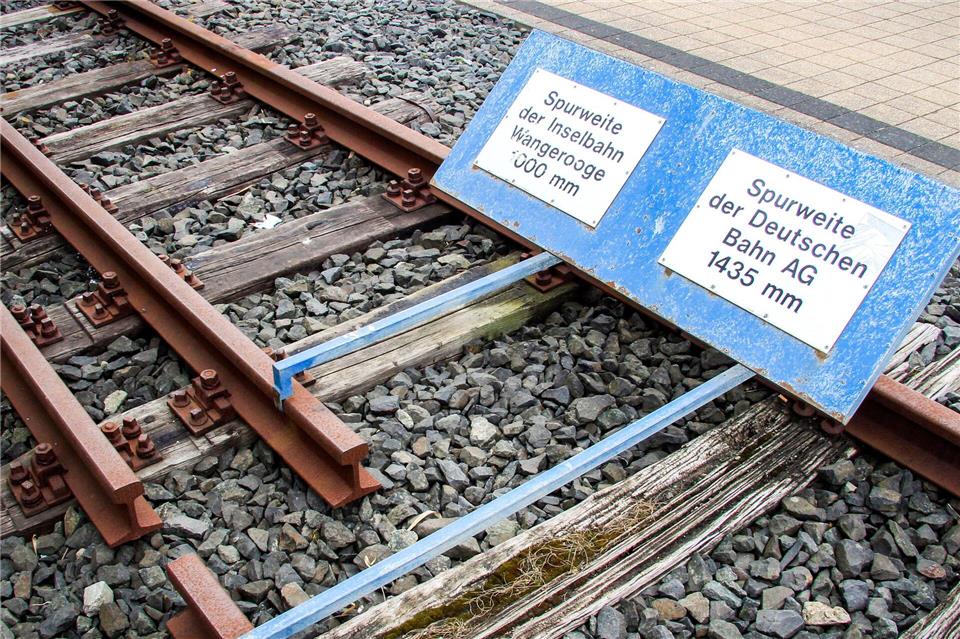 Der Größenvergleich mit der Normalspur der Deutschen Bahn zeigt: Die Inselbahn Wangerooge ist auf Schmalspur unterwegs.Bernd F. Meier/dpa-tmn