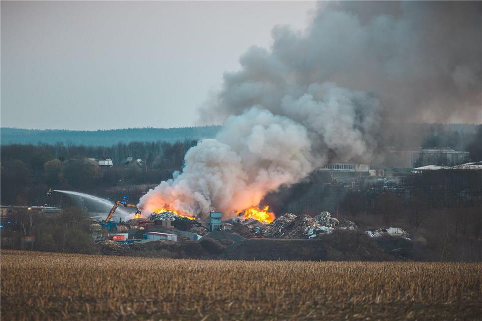 Der Großbrand auf einer Mülldeponie in Zeulenroda sorgt weiterhin für starke Rauchentwicklung.Björn Walther/dpa-Zentralbild/dpa