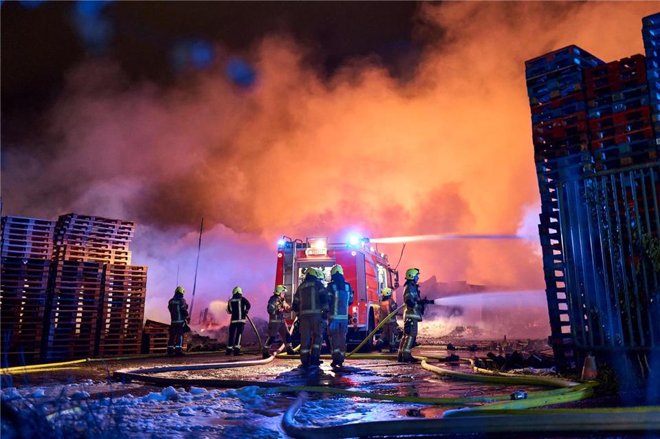 Der Großbrand beschäftigte bis jetzt rund 225 Einsatzkräfte der Feuerwehr.Michael Ukas/dpa