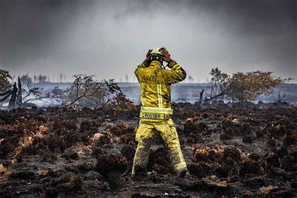 Der Großbrand im Hohen Venn hat Auswirkungen weit über das unmittelbare Einsatzgebiet hinaus.Bruno Fahy//dpa