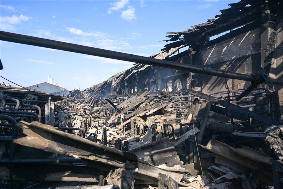 Der Großbrand in der Schweinemastanlage löste eine Debatte über den Brandschutz in Tierhaltungsanlagen aus. (Archivbild) Heiko Rebsch/dpa