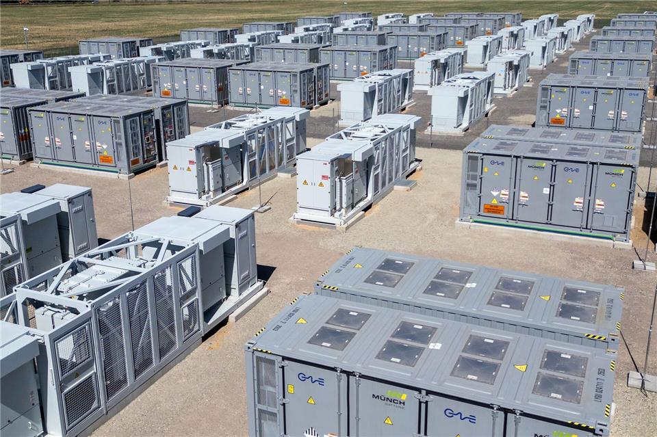 Der Großspeicher soll überschüssigen Wind- und Solarstrom aufnehmen und bei Bedarf wieder ins Netz einspeisen.Hendrik Schmidt/dpa
