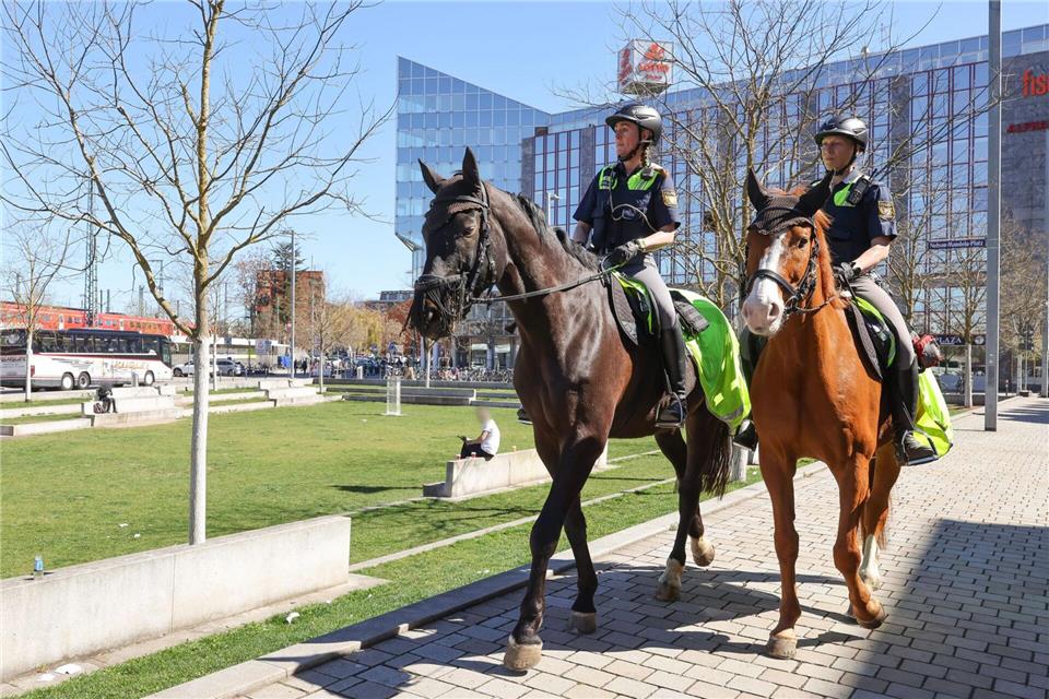 Der Großstadttrubel bringt Remus und Quickly nicht aus der Ruhe. Die beiden Polizeipferde haben dafür eine mehrjährige Ausbildung durchlaufen.Daniel Löb/dpa