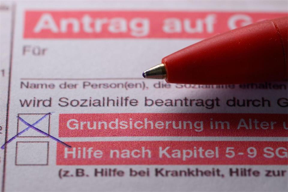 Der Großteil der Ausgaben floss in die Grundsicherung im Alter und Leistungen bei Erwerbsminderung. (Symbolbild)Robert Michael/dpa