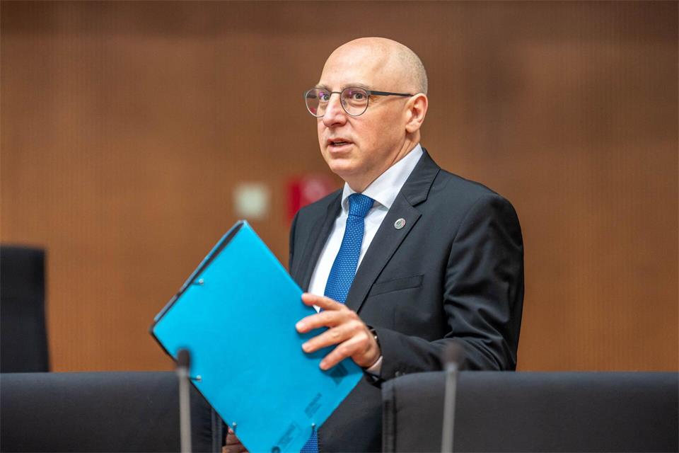 Der Grünen-Abgeordnete, Konstantin von Notz, will vom Präsidenten des Bundesamtes für Verfassungsschutz, Sinan Selen, wissen, welche Vorkehrungen mit Blick auf die Regierungsbildung in Sachsen-Anhalt getroffen wurden. Michael Kappeler/dpa