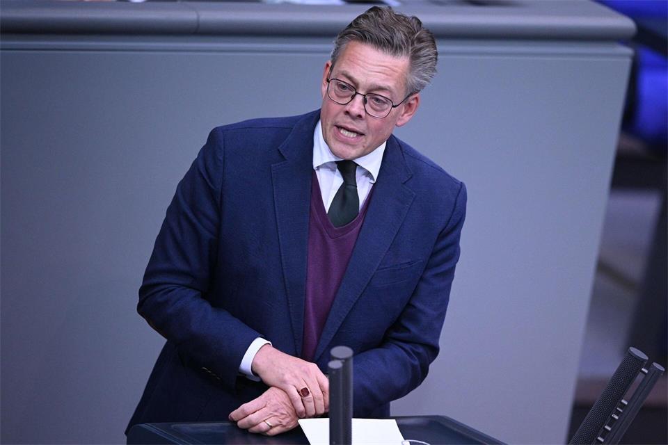 Der Grünen-Bundestagsabgeordnete Konstantin von Notz zeigt sich schockiert über den „Spiegel“-Bericht zu Elif Eralp (Archivbild).Celine Frohnapfel/dpa