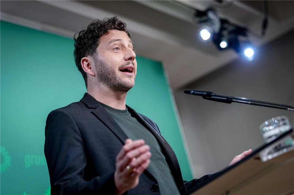 Der Grünen-Vorsitzende Felix Banaszak freut sich auf das Oktoberfest.Kay Nietfeld/dpa