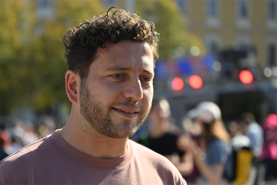 Der Grünen-Vorsitzende Felix Banaszak nahm am Mittwoch an einer Kundgebung während der konstituierenden Sitzung des Landtags in Magdeburg teil.Hendrik Schmidt/dpa