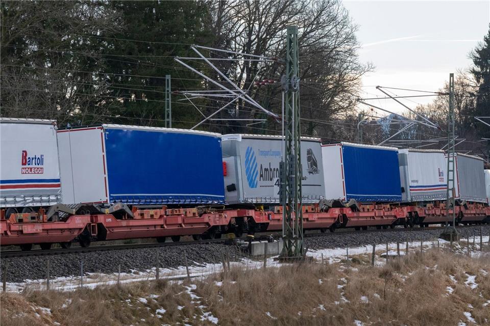 Der Güterverkehr über den Brenner soll auf die Schiene. Peter Kneffel/dpa