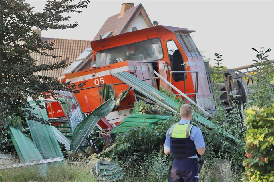 Der Güterzug hatte unkontrolliert beschleunigt, bevor er entgleist war. Die zuständige Untersuchungsbehörde sieht Versäumnisse vor allem beim verunglückten Lokführer. (Archivbild)  Andreas Dunker/dpa