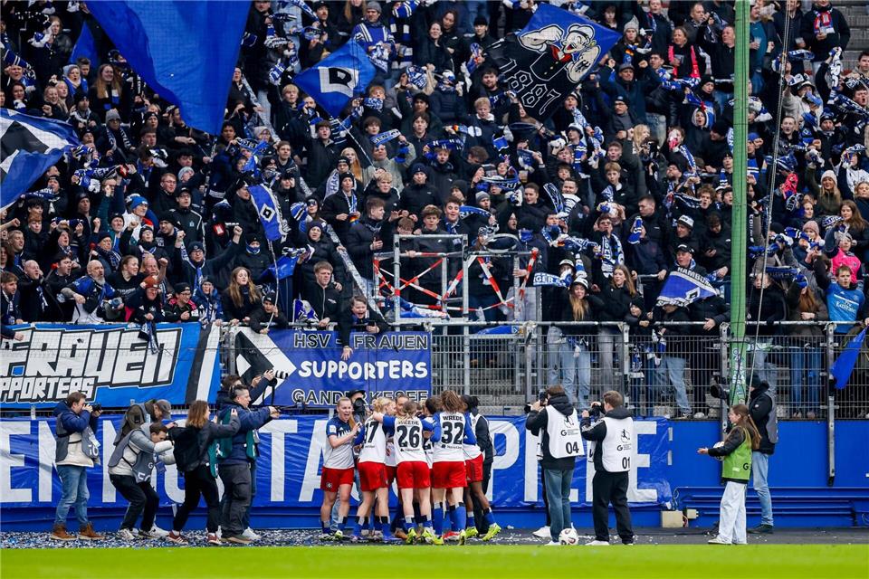 Der HSV und Frauenfußball-Leiterin Saskia Breuer gehen getrennte Wege. (Symbolbild)Philipp Szyza/dpa