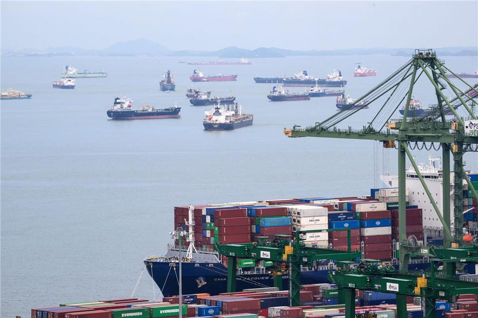 Der Hafen Singapur, der zu den weltgrößten zählt, liegt an der Straße von Singapur. Bernd von Jutrczenka/dpa