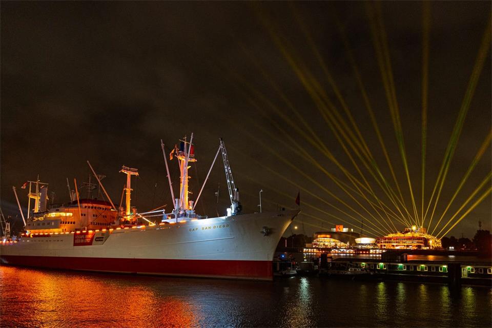 Der Hafen in goldenem Licht.Markus Scholz/dpa