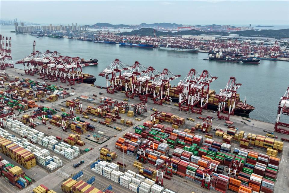Der Hafen von Qingdao - die chinesischen Exporte in die USA brachen ein. (Archivbild)Li Ziheng/XinHua/dpa