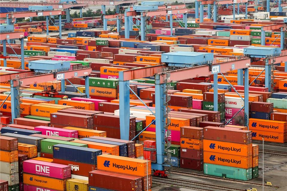 Der Hafenlogistiker HHLA hat im ersten Halbjahr 2,9 Millionen Standardcontainer umgeschlagen. (Archiv)Christian Charisius/dpa