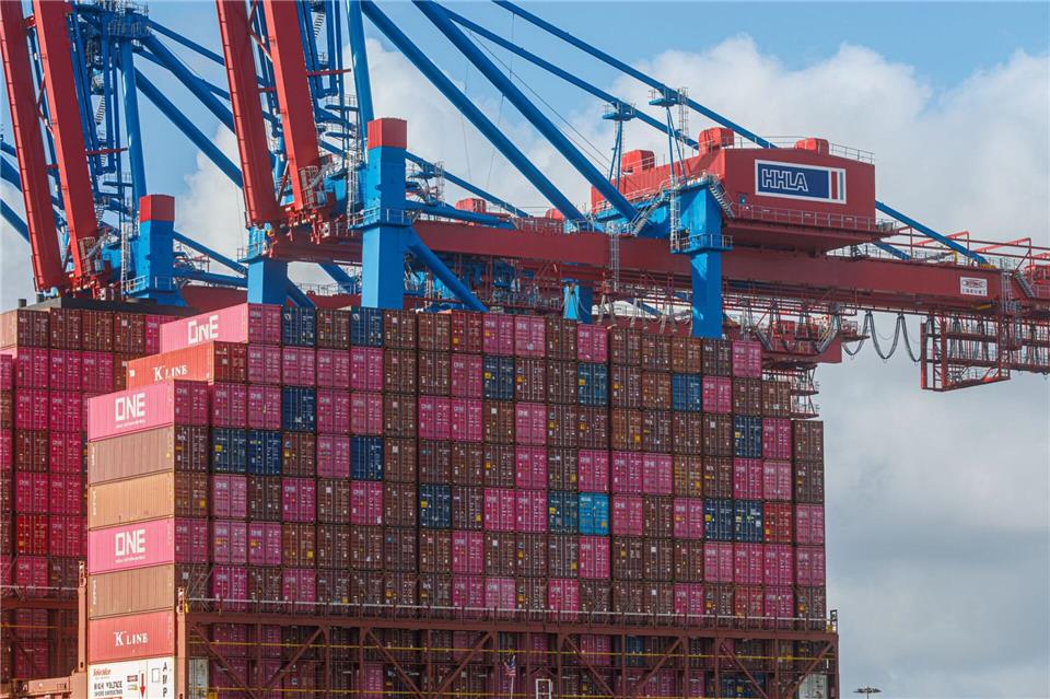 Der Hafenlogistiker HHLA steigerte im vergangenen Jahr seinen Umsatz um knapp zehn Prozent auf rund 1,76 Milliarden Euro - machte dennoch aber nicht einmal zehn Millionen Euro Gewinn.Markus Scholz/dpa