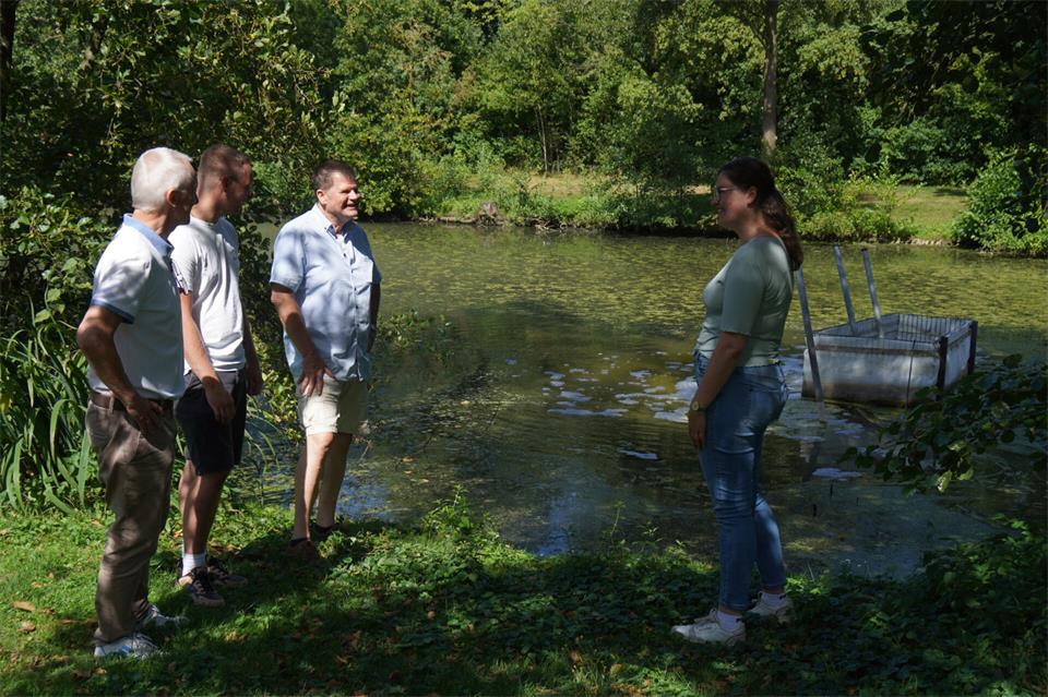 Der Hambrückenteich ist das Sorgenkind im Berkeltal. Die Stadt hat inzwischen zwei eigene Diffuser zur Teichbelüftung angeschafft. Von deren Funktion machen sich Uwe Wißmann (l.) und Andrea Venhues (r.) von der Stadt Gescher sowie Peter Ploß (3.v.l.) und Niklas Geißler (2.vl.) vom Angel- und Naturschutzverein ein Bild.