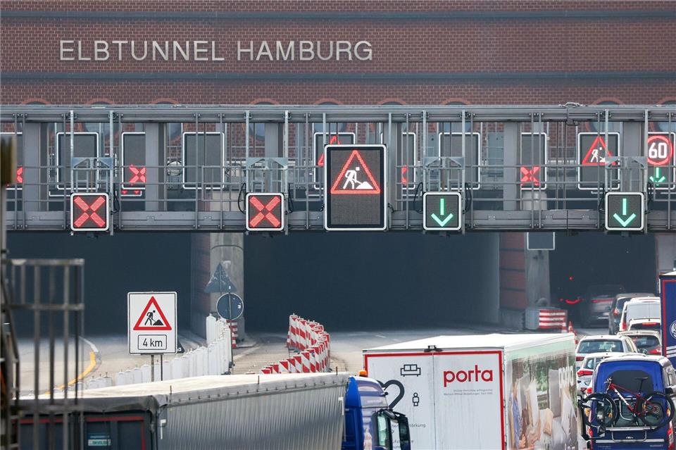 Der Hamburger Elbtunnel wird am kommenden Wochenende voll gesperrt. (Archivbild)Bodo Marks/dpa