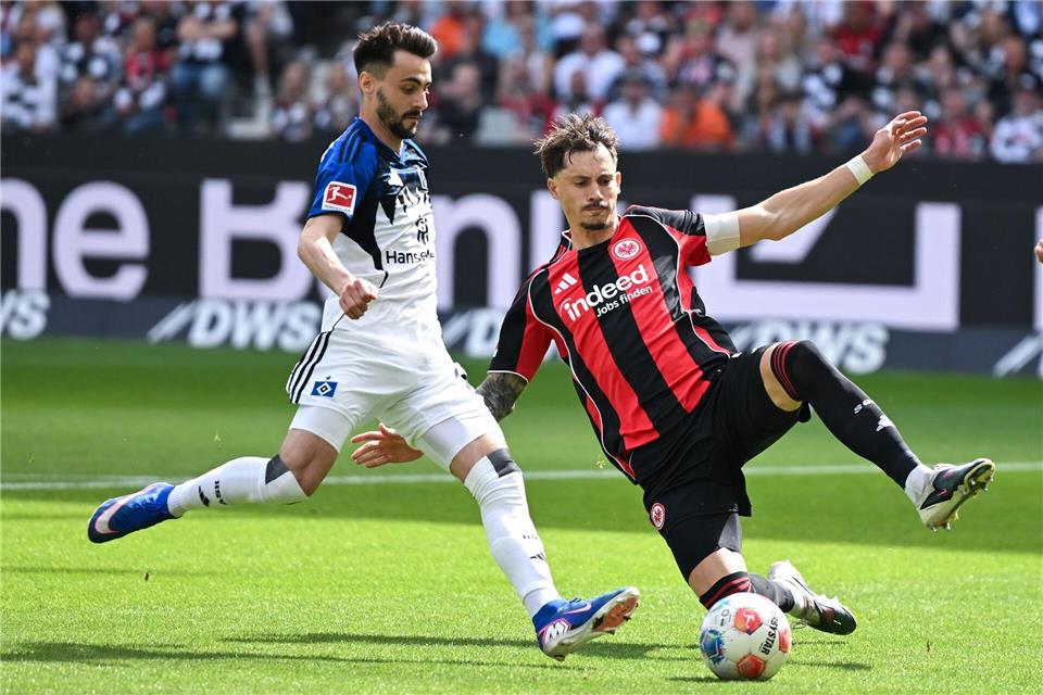 Der Hamburger Fábio Vieira (l) und der Frankfurter Robin Koch kämpfen um den Ball.Florian Wiegand/dpa