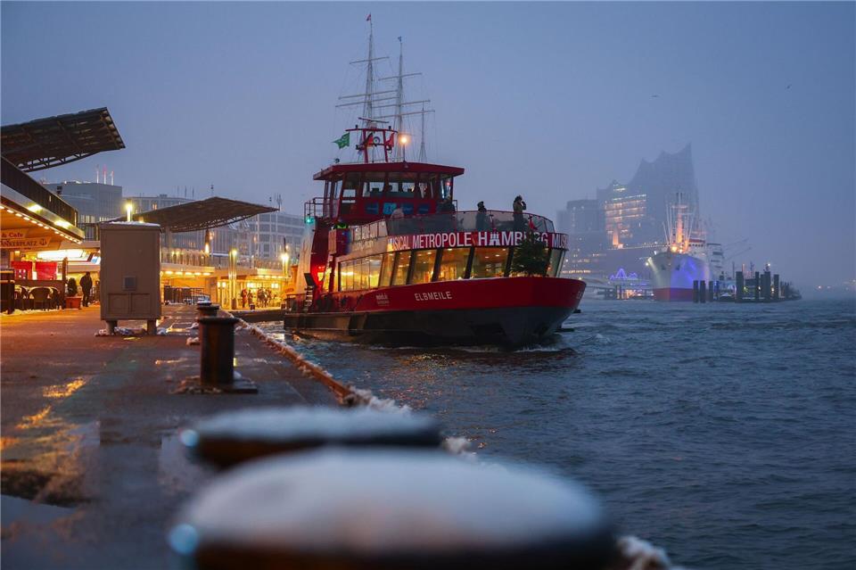 Der Hamburger Fährlinienbetreiber Hadag hat zu Freitag wegen des erwarteten Unwetters einen Notfahrplan angekündigt. (Archivbild) Christian Charisius/dpa