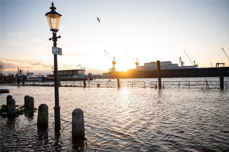 Der Hamburger Fischmarkt zeigte sich überschwemmt im ersten Sonnenlicht. Jonas Walzberg/dpa