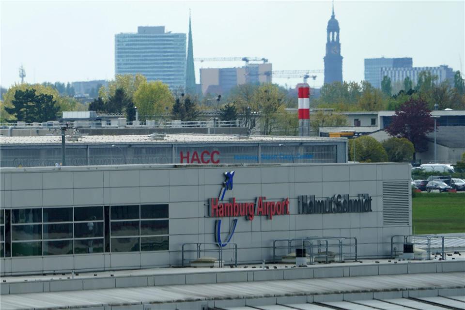 Der Hamburger Flughafen musste nach einer kleinen Bruchlandung eines Kleinflugzeuges kurzzeitig für alle Starts und Landungen geschlossen werden. (Archivbild)Marcus Brandt/dpa