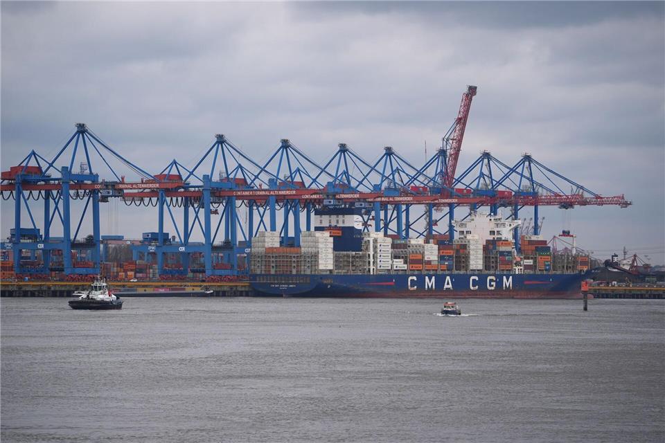 Der Hamburger Hafen hat im ersten Halbjahr wieder Ladung verloren. (Archivbild)Marcus Brandt/dpa