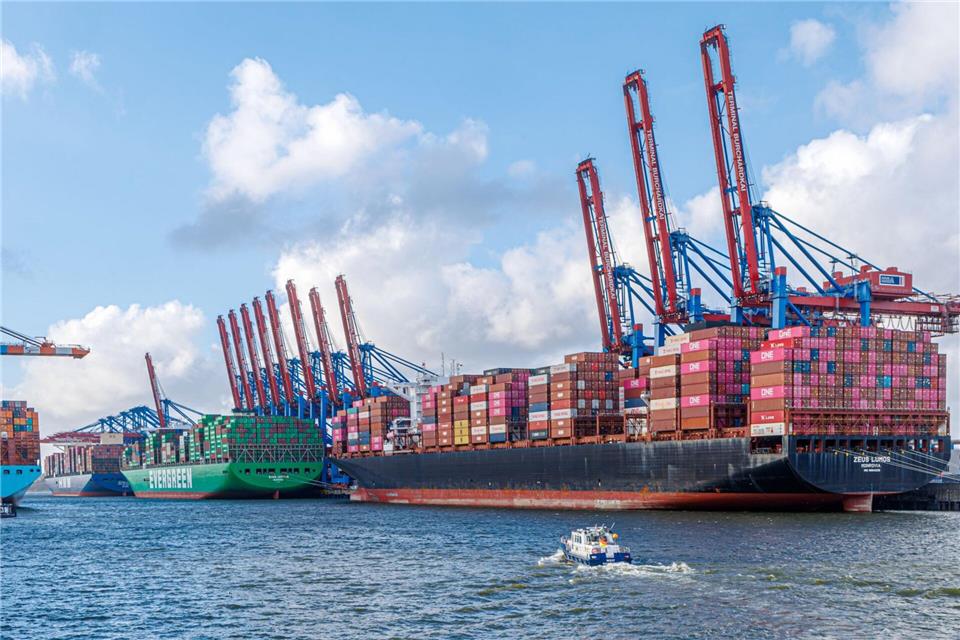 Der Hamburger Hafenlogistiker HHLA schlug im vergangenen Jahr insgesamt 6,3 Millionen Standardcontainer um.Markus Scholz/dpa