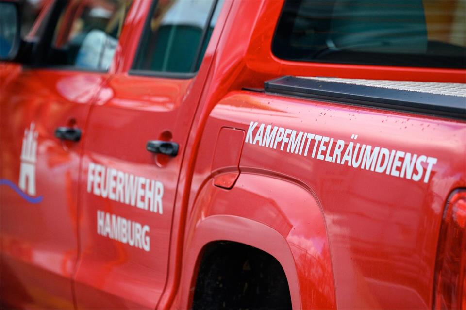 Der Hamburger Kampfmittelräumdienst ist nach einem Bombenfund am Bahnhof Diebsteich im Einsatz. (Symbolbild)Jonas Walzberg/dpa