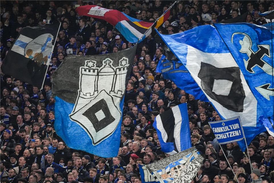 Der Hamburger SV hat die Männer- und die Frauenmannschaft des FC Everton zu Gast. (Symbolbild)Marcus Brandt/dpa