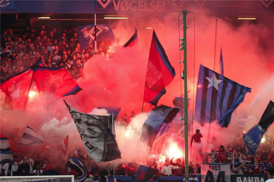 Der Hamburger SV muss eine hohe Geldstrafe für das Abbrennen von Pyrotechnik durch seine Fans zahlen. (Archivbild)Christian Charisius/dpa