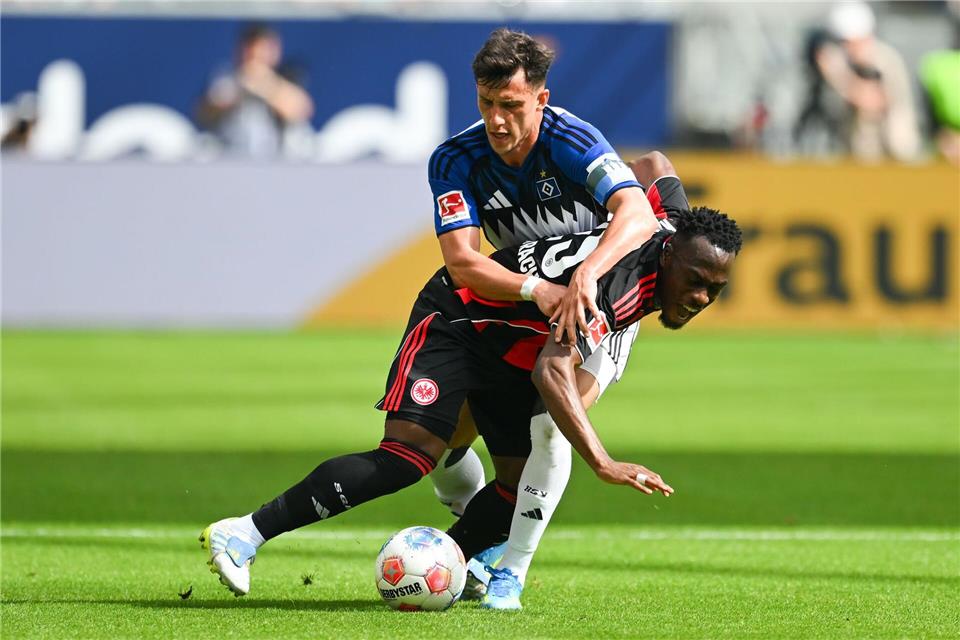 Der Hamburger SV um Nicolas Capaldo (hinten) zeigte gegen Eintracht Frankfurt Comeback-Qualitäten.Florian Wiegand/dpa